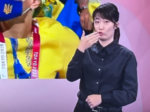 東京パラリンピック開会式の手話の女性は誰?鈴木美彩のプロフィール!